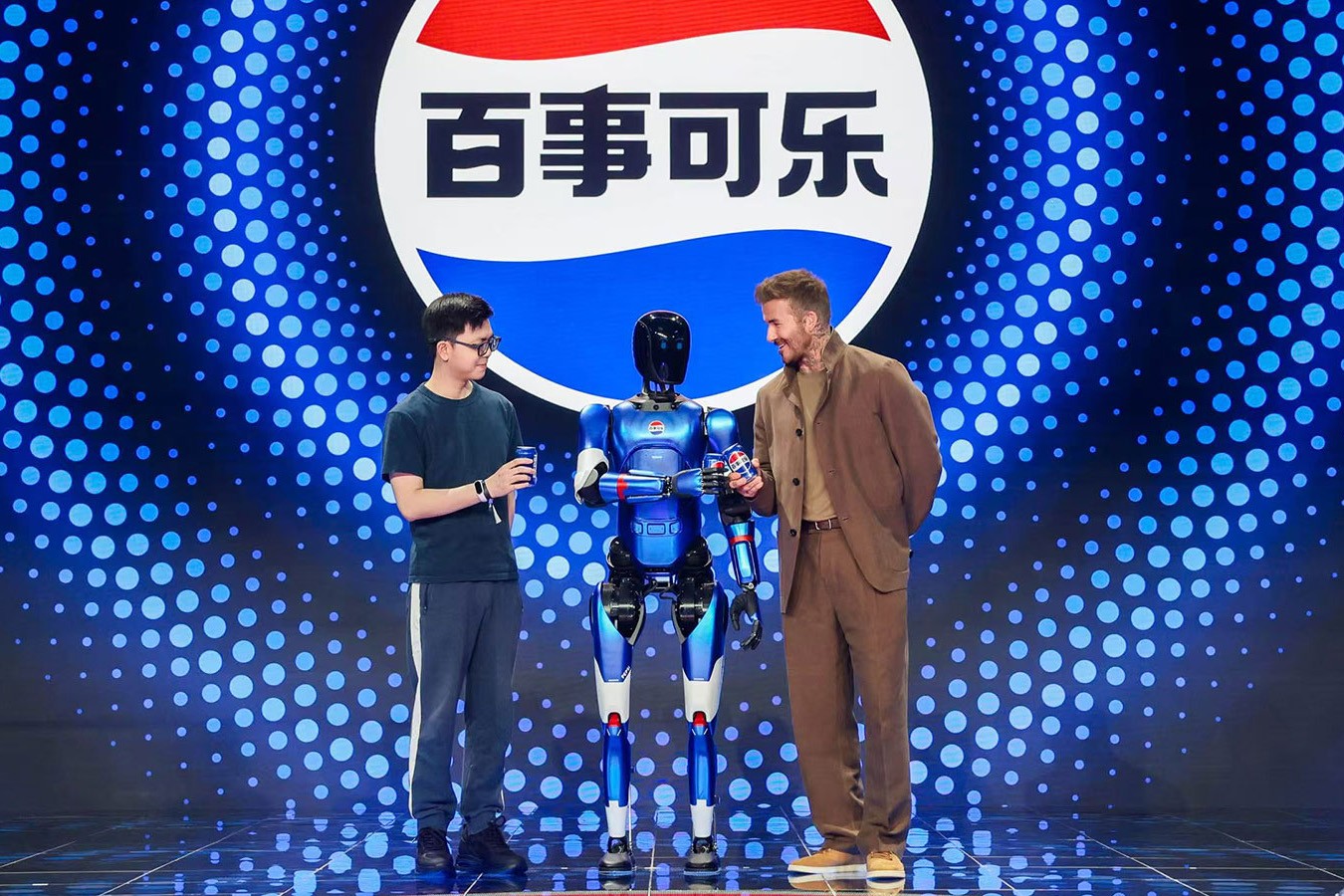 南宫大舞台机器人携手百事中国共创“百事蓝宝” 共燃渴望新章